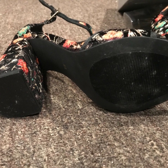 Fergie Courtney Black Floral with ankle strap - Picture 5 of 8